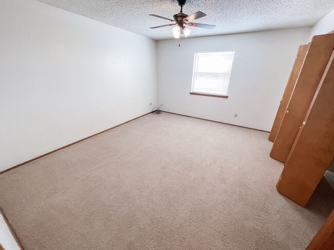 Building Photo - Spacious 2 Bedroom Apartment Available in Hobbs