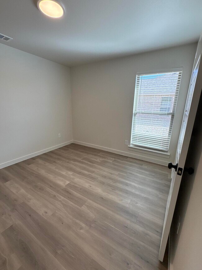 Building Photo - 2145 Langford Ave