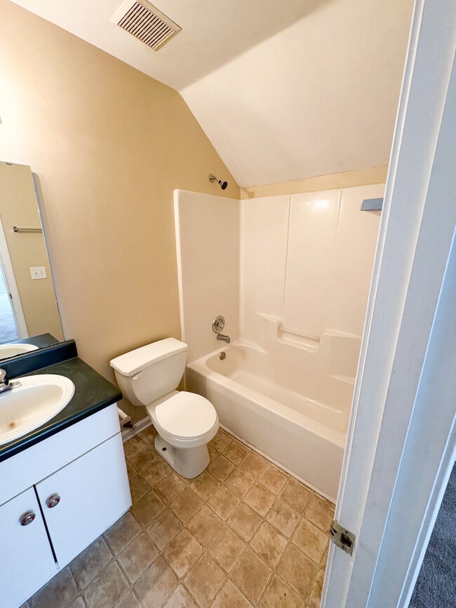 Building Photo - 1322 Deerwood St