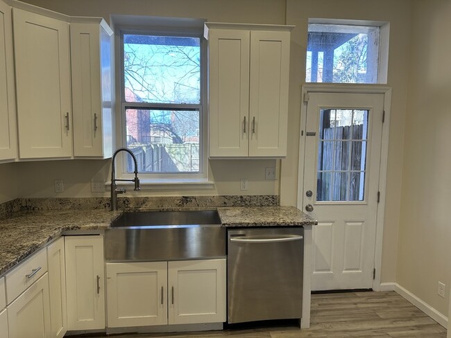 Building Photo - Clean 3Bd 2.5 Bth Town Home Near Soulard &...