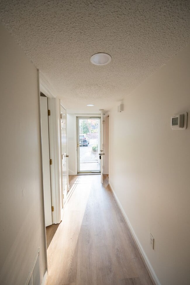 Building Photo - Beautifully Updated 2-Bedroom Condo in Fiv...