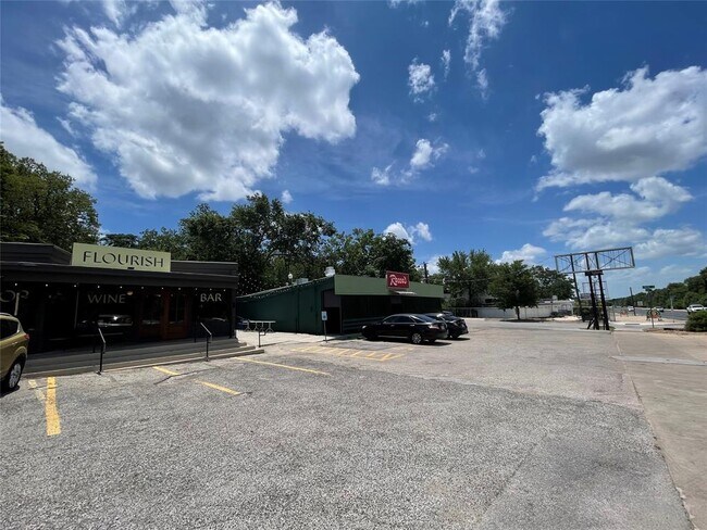 Building Photo - 919 E 51st St