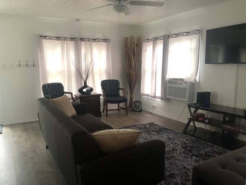 Living room - 2427 W Southcross Blvd