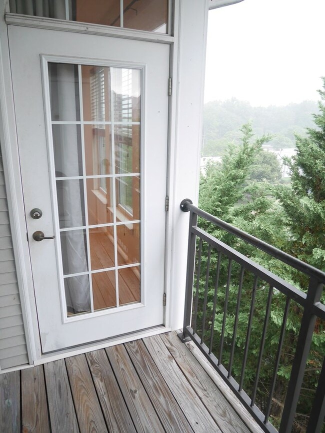 Building Photo - Spacious 1-Bedroom Condo Close to Everythi...