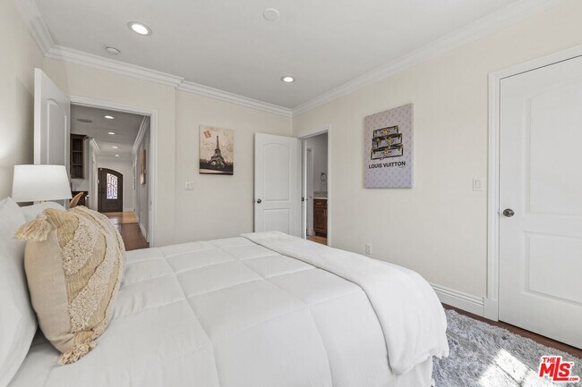 Building Photo - 1114 S La Peer Dr