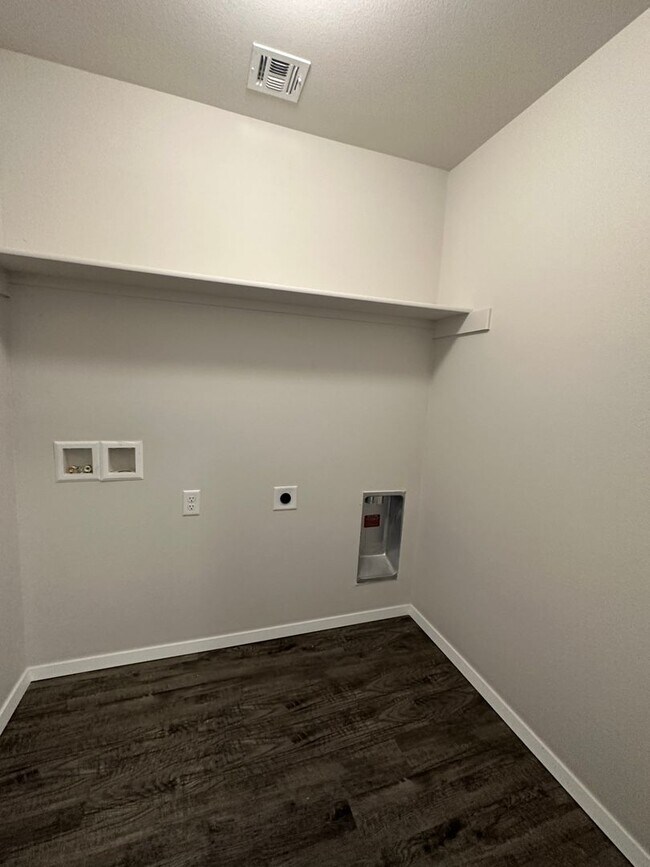 Building Photo - *Pre-leasing* Three Bedroom | Two Bathroom...