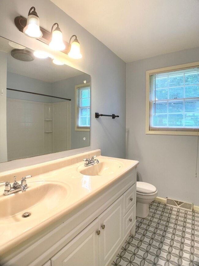 Building Photo - 339 Lake Ct Dr