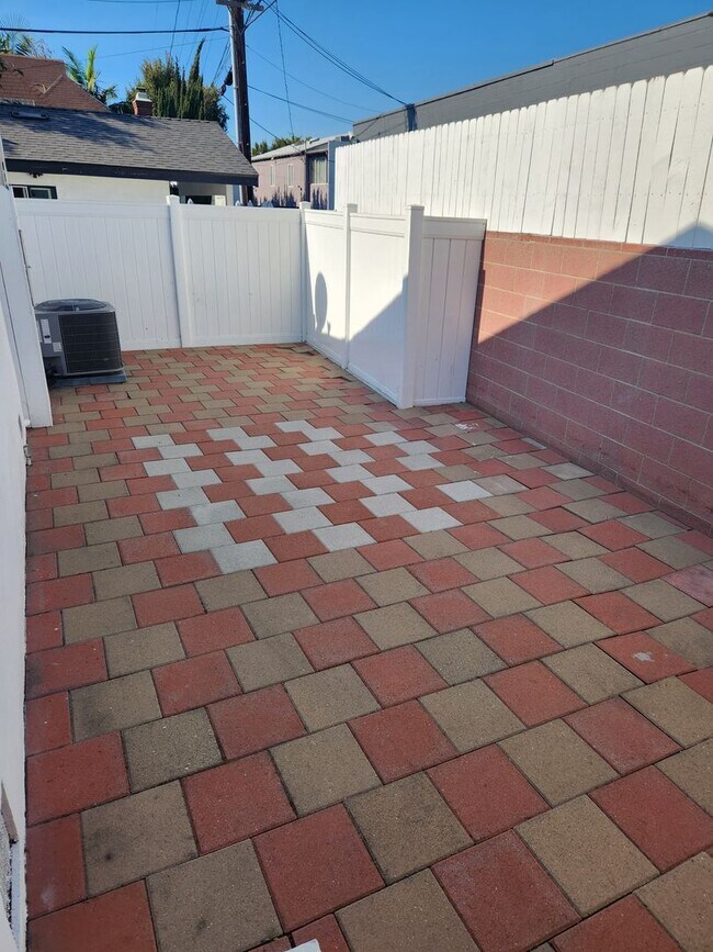 Building Photo - Miracle Mile 3bed/2 bath House with two Gated Yards for Lease!