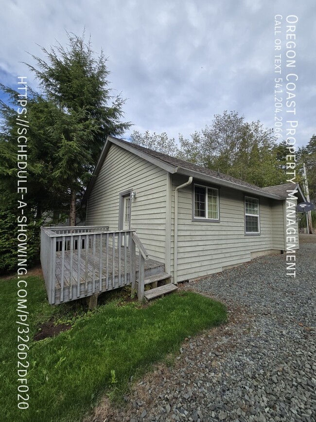 Building Photo - PETS ALLOWED - 2 bedroom 1 bath house in R...