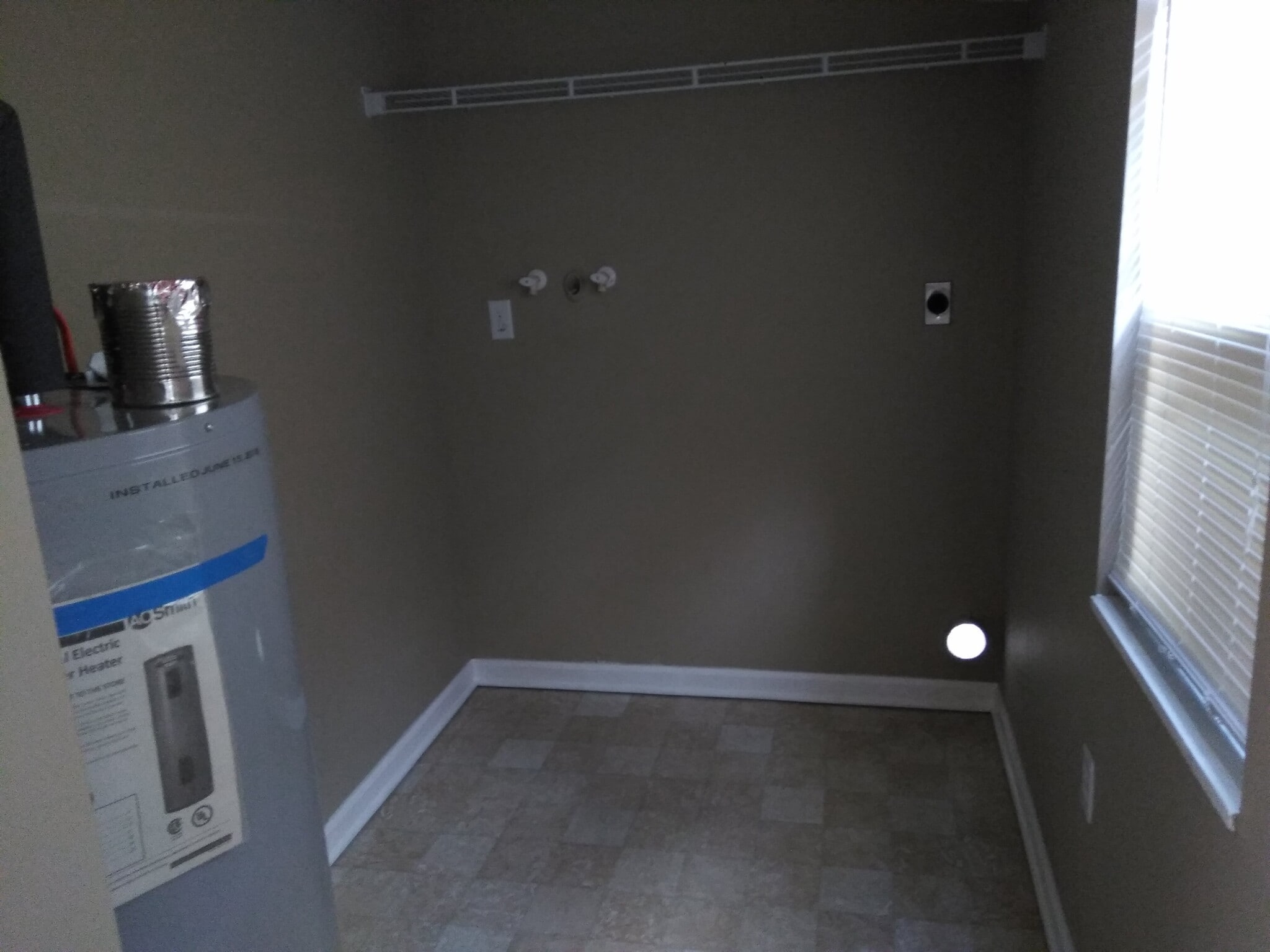 LAUNDRY ROOM - 910 9th Ave SW