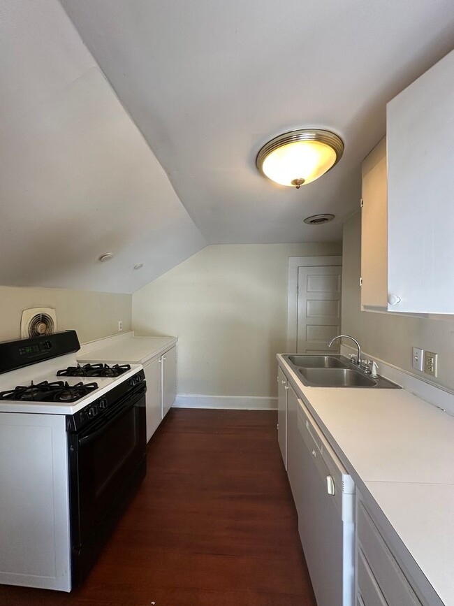 Building Photo - 2 Bed 1 Bath Apartment with Historic Charm