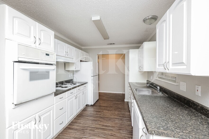 Building Photo - 3001 Rufe Snow Dr