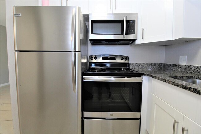 Building Photo - 3001 Bee Ridge Rd