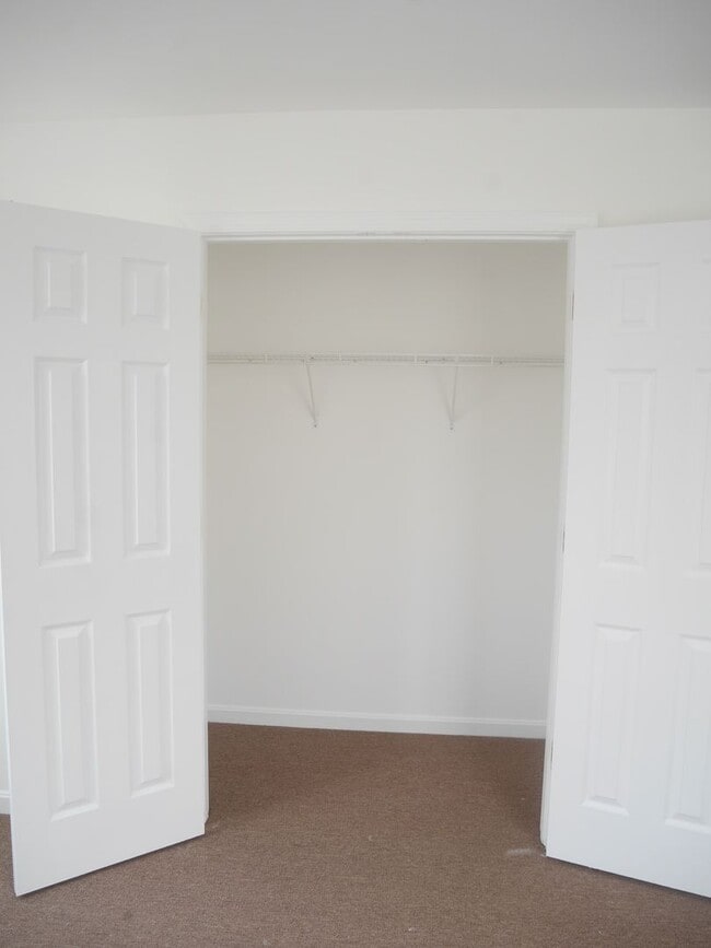 Building Photo - Spacious 3 Bedroom End Unit- Baltimore, MD