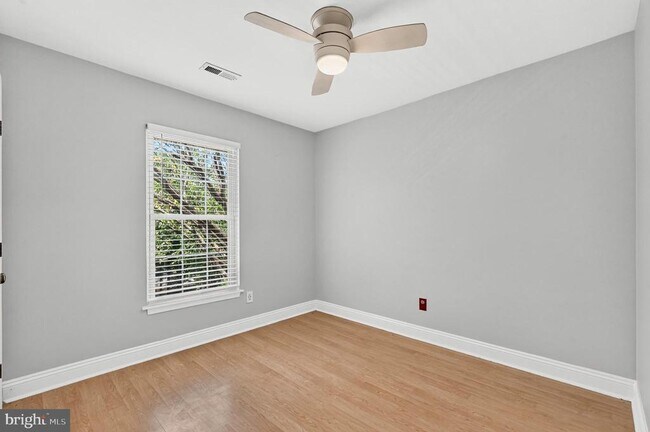 Building Photo - 271 Paw Paw Dr