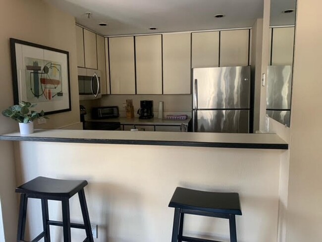 Building Photo - Beautifully Updated and Furnished 1BR Cond...