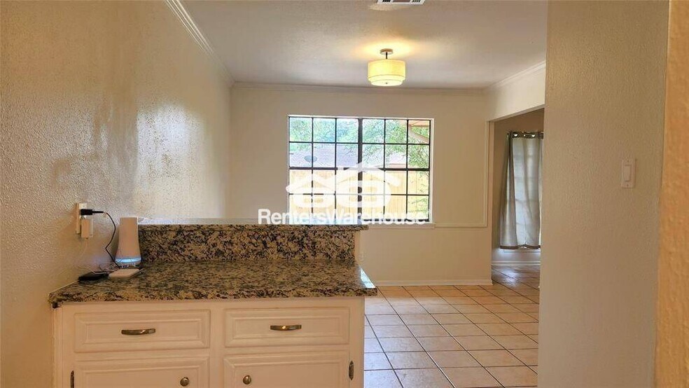 Building Photo - 2702 Foliage Green Dr