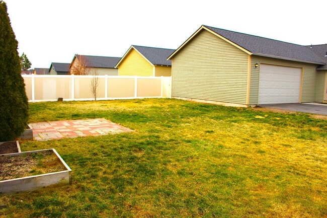 Building Photo - Charming Single-Level Bend Home with New Carpet and Big Yard