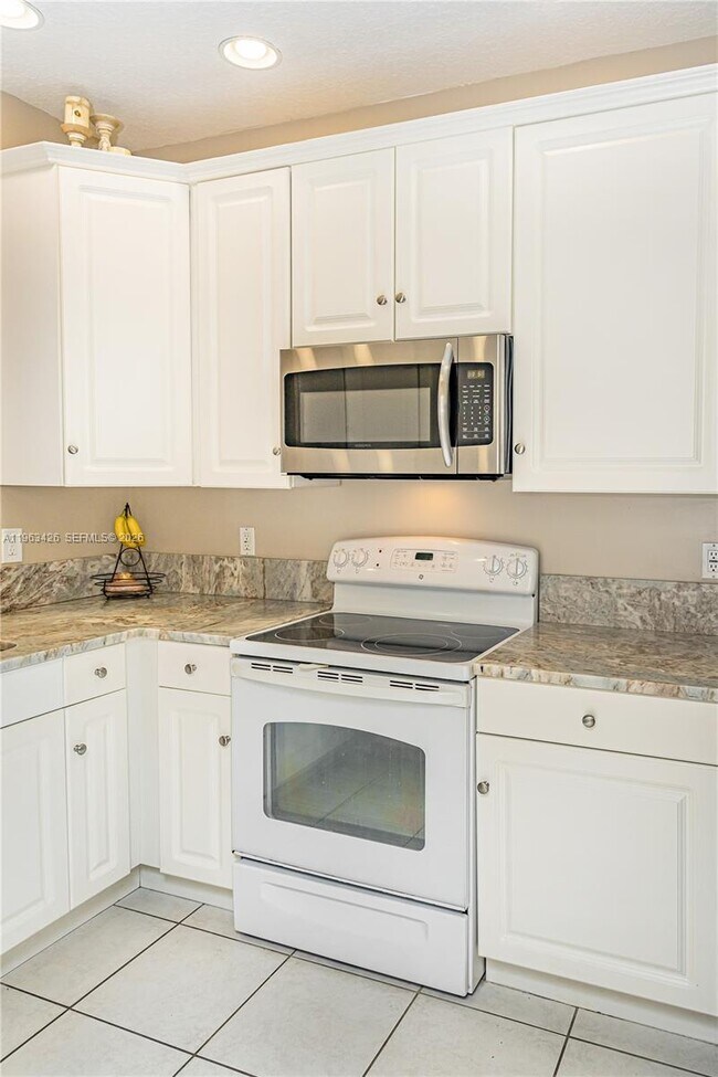 Building Photo - 1651 Hawthorne Pl