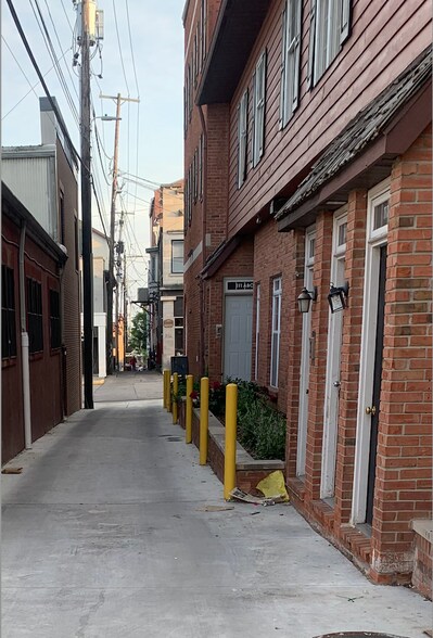 Building Photo - 111 E 6th St