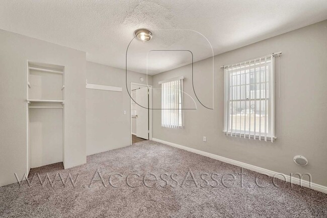 Building Photo - 207 E Graham Ave
