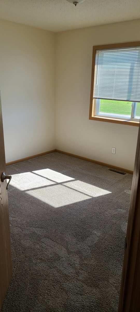 Building Photo - 4262 Estate Dr S