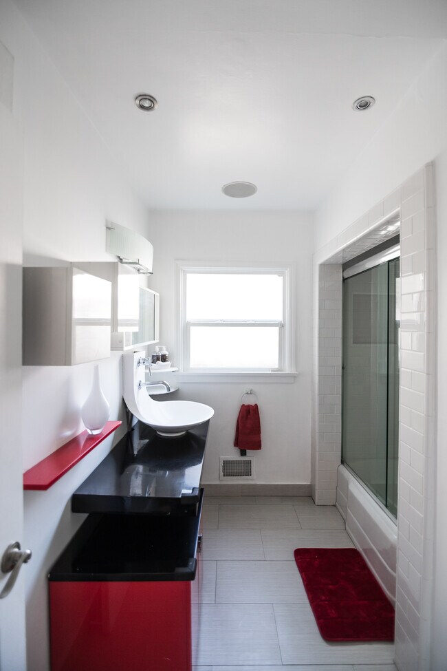 Building Photo - 920 N Beverly Glen Blvd