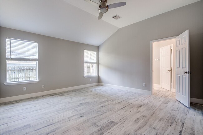 Building Photo - 3331 Hemingway Dr