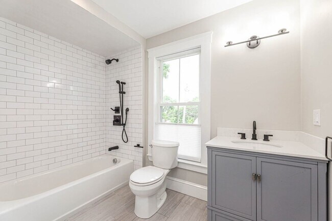 Building Photo - Modern 4bed 3 Bath with 3 parking