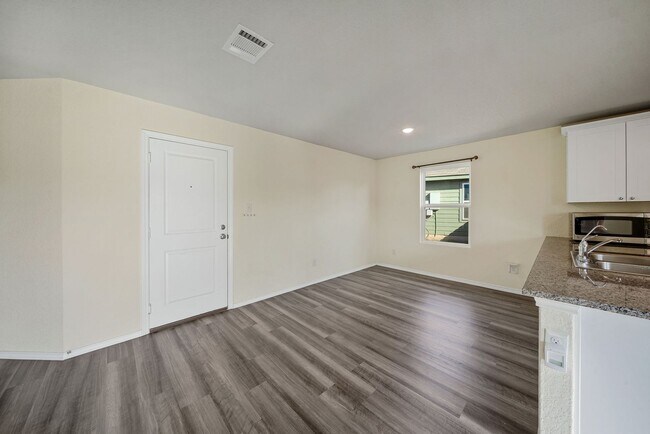 Building Photo - 4 Bedroom/2.5 Bath Elm Valley Subdivision