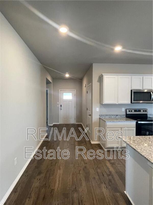 Building Photo - 806 Comanche Dr