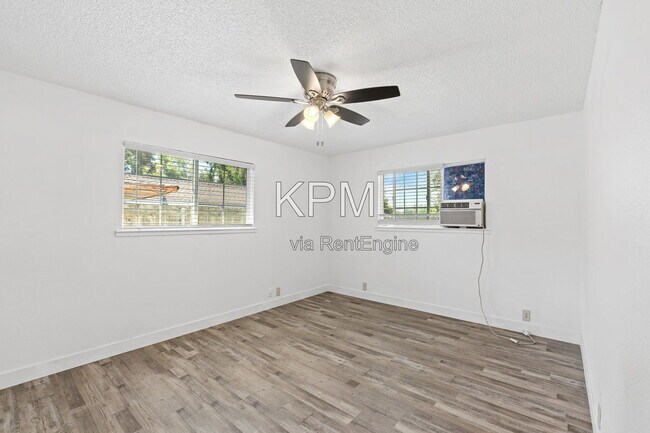 Building Photo - 527 N Lillian Ave