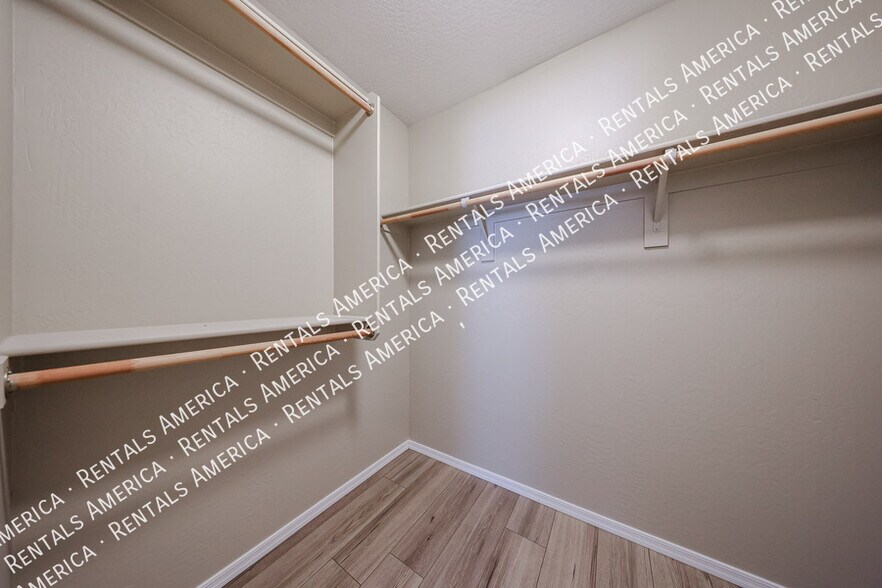 Building Photo - 2472 E Boston St