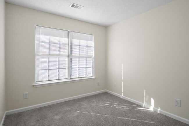 Building Photo - Beautiful Upgraded Townhome!