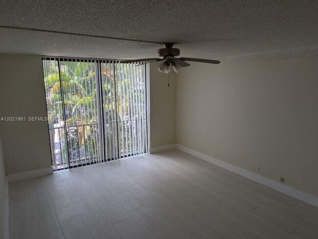 Building Photo - 3680 Inverrary Dr