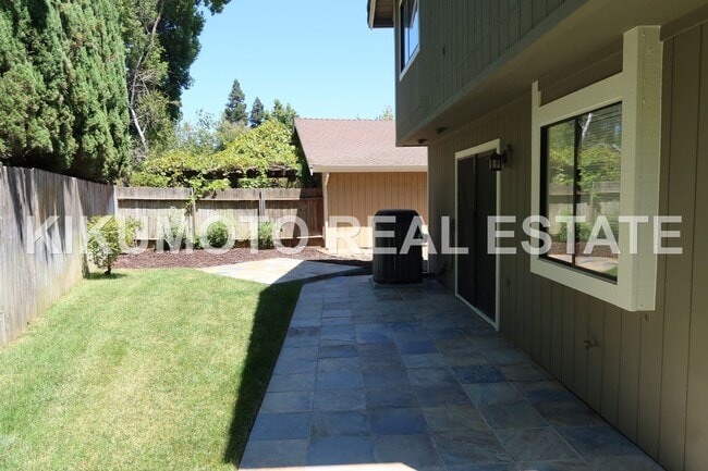 Building Photo - 3 Bedroom 2 1/2 bath Pocket home