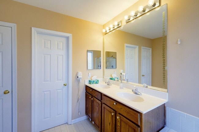 Building Photo - Luxury Townhome in the Heart of the Kentlands