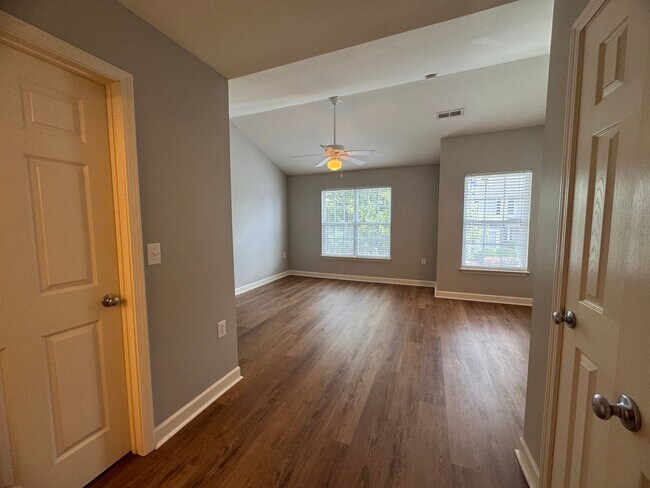Building Photo - 2BR 2.5BA Townhome with Screened Porch