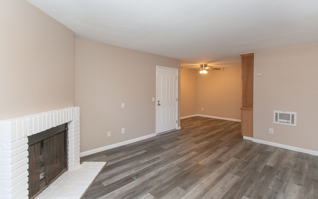 Building Photo - Sleek and Stylish 2 Bedroom Condo in Encin...