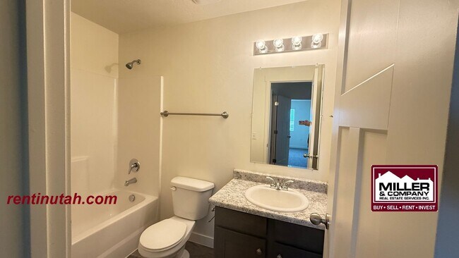 Building Photo - Herriman Townhouse