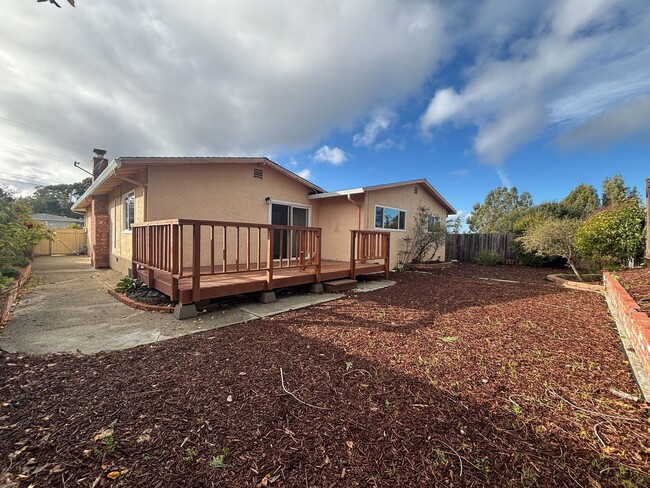 Building Photo - Available now! Charming 3-bedroom, 2-bathr...