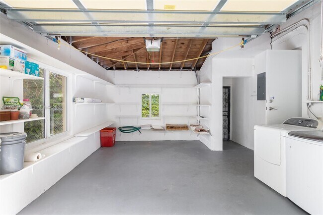 Building Photo - 1114 Genoa St