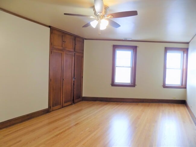 Building Photo - 328 Green Bay Rd