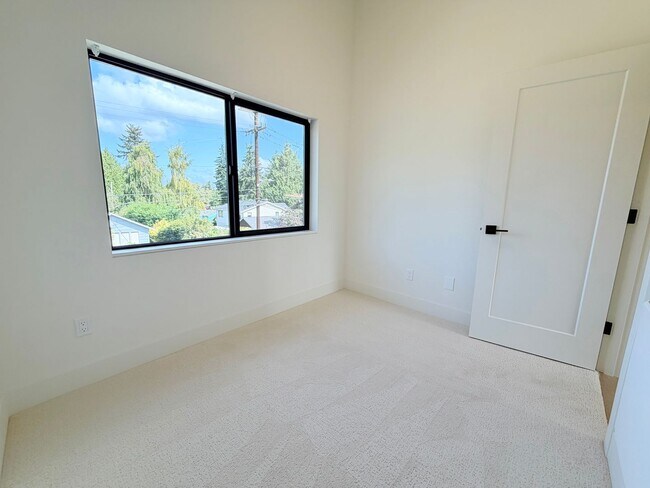 Building Photo - 4709 SW Hinds St