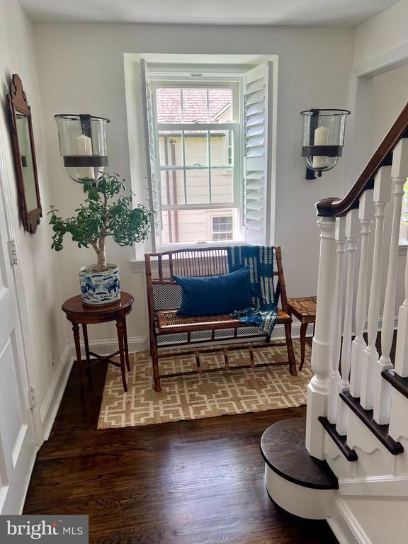 Building Photo - 1002 Crest Rd