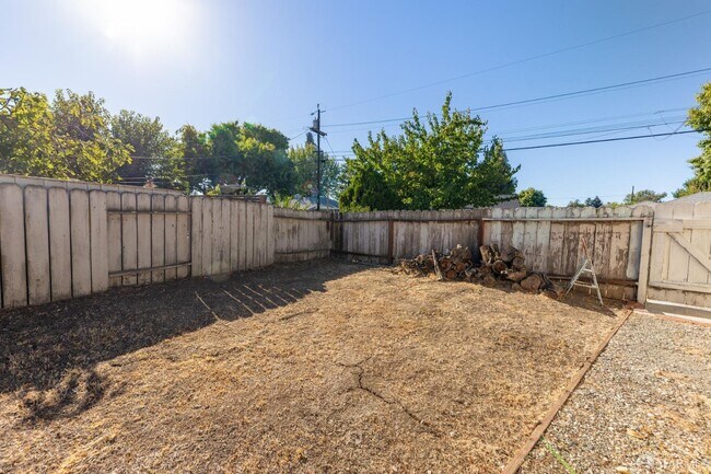 Building Photo - 2061 Ahneita Dr