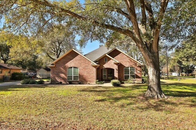 Building Photo - 2215 Penick Rd