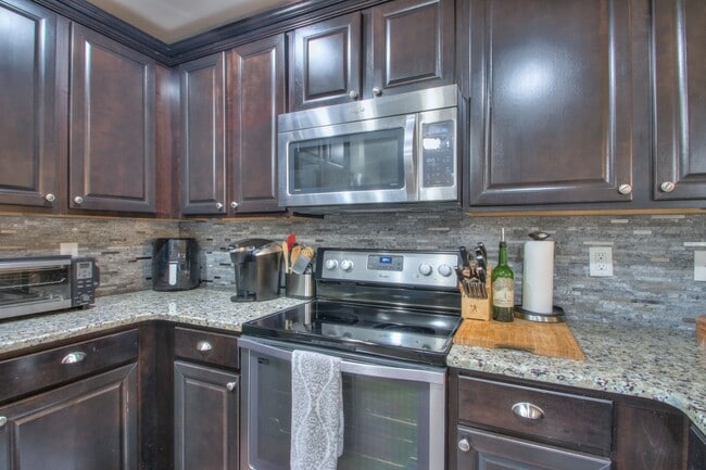 Building Photo - 1215 Riverbrook Dr