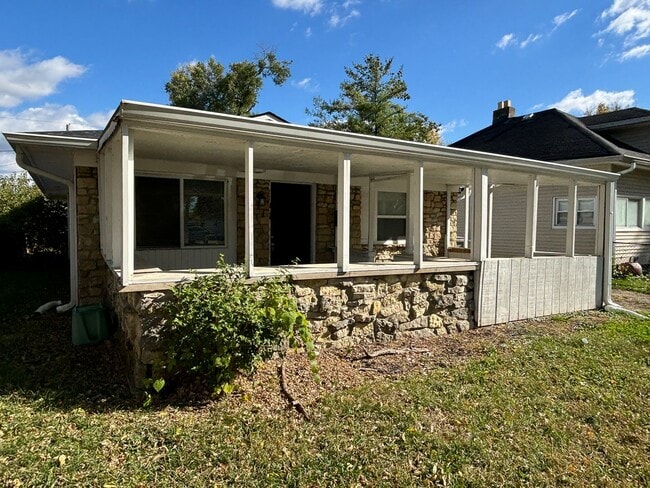 Building Photo - 4 Bed, 1.5 Bath Pet-Friendly Home with Fully Fenced Backyard