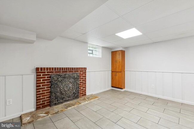 Building Photo - 6233 Woodcrest Ave